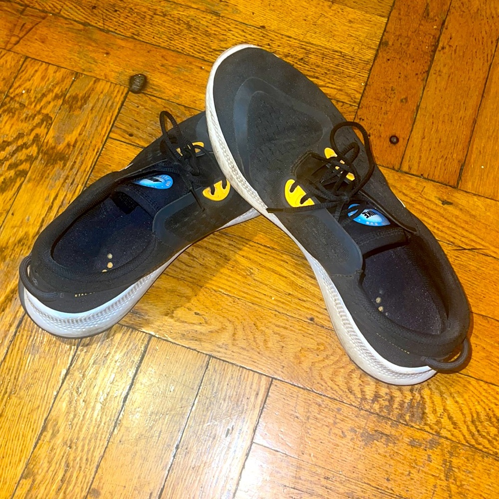 Nike men walking sneakers
